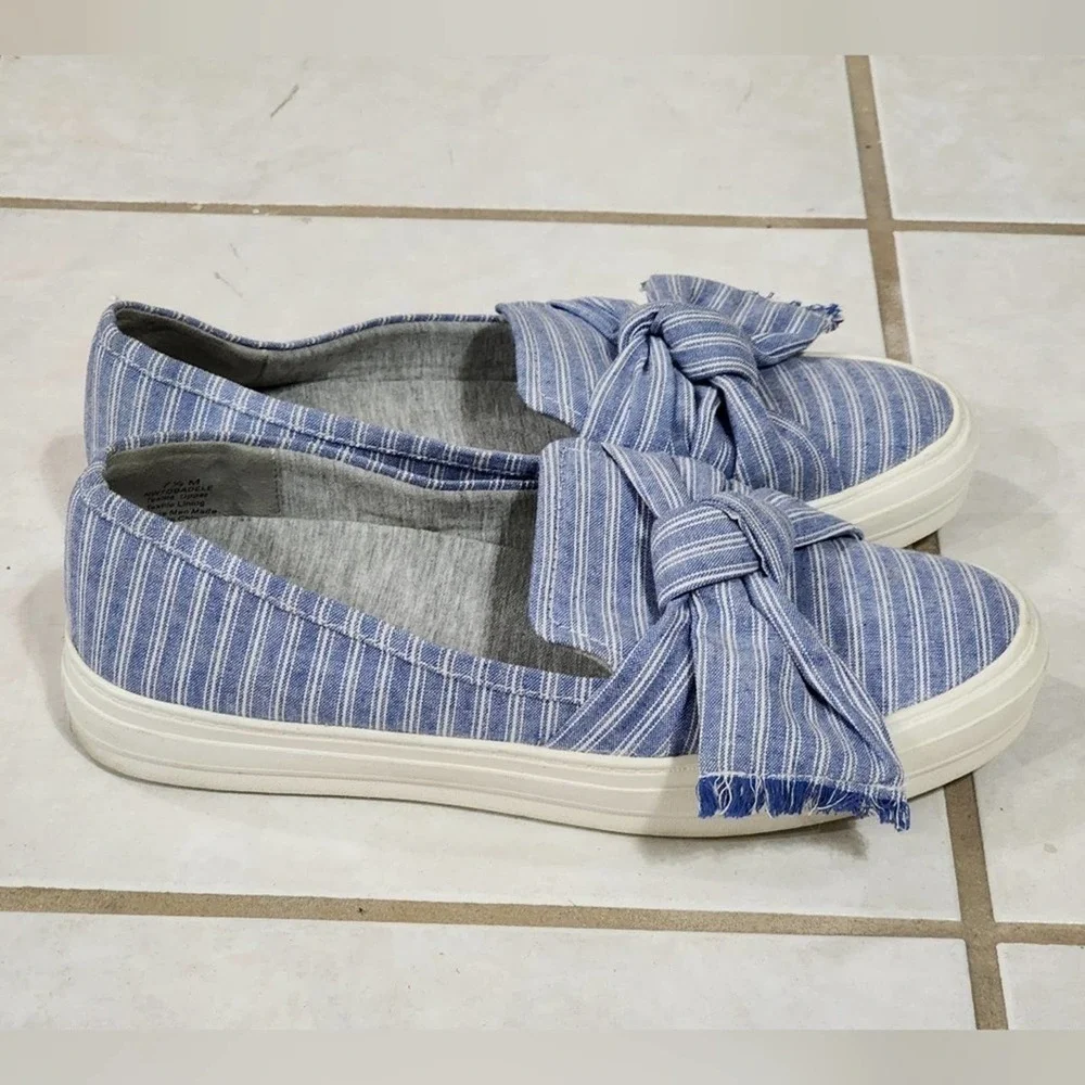 Nine West blue and white striped bow detail sneakers size 7.5‎